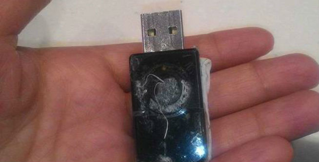 Cewek ini Temukan Flashdisk di Toilet Umum, Ternyata Isinya Bikin Syok!