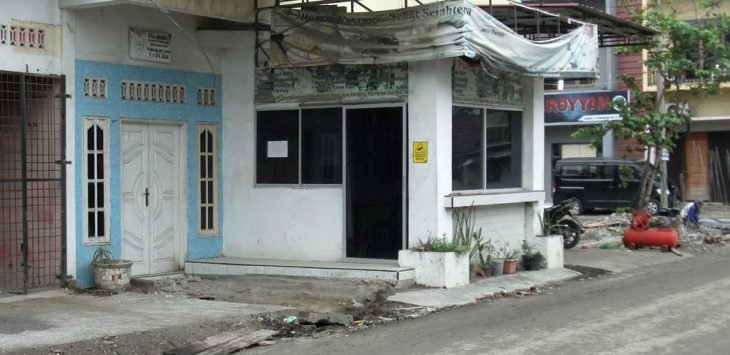 Pekerja Drainase Pukul Warga Gara-gara Protes Bangunan Kepling Tidak Dibongkar