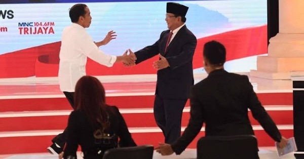 Jokowi dan Prabowo Saling Cium Pipi Sebelum Debat Capres Keempat