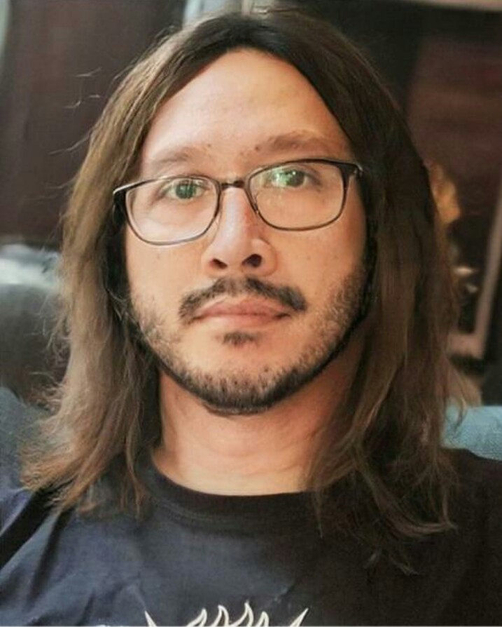 Lama Menghilang,  Abu Janda Tampil Dengan Rambut Gondrong