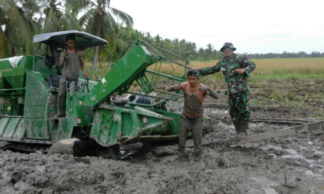 Masih Dalam Suasana Idul Fitri, Serda M Jupri Tetap Semangat Dampingi Petani