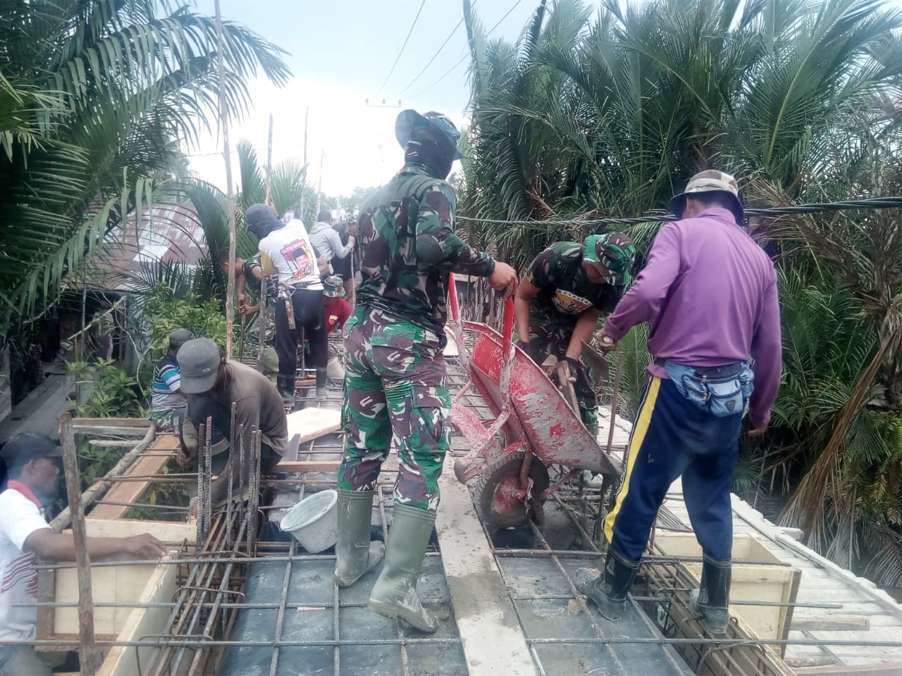Pembangunan Jembatan Beton oleh TMMD Masuki Tahap Pengecoran Balok Lantai