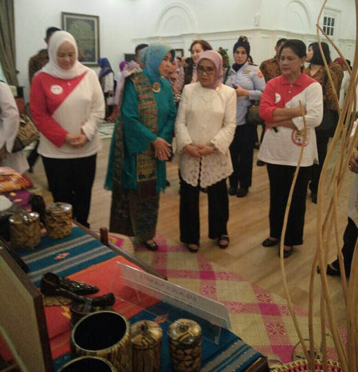 Iriana Jokowi dan Mufidah Jusuf Kalla Tertarik Kerajinan Tenun Khas Inhil