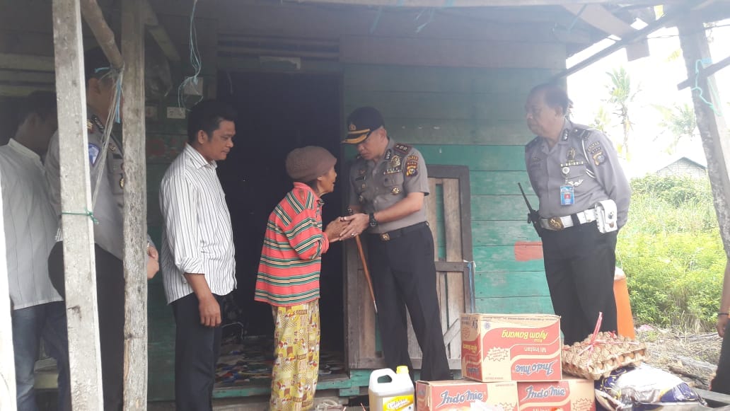 Kapolres Berikan Bantuan kepada Janda 70 Tahun yang Hidup Seorang Diri