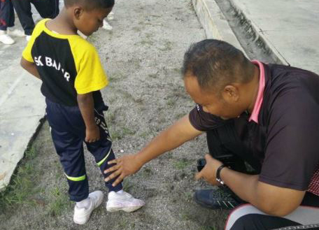 Tulisan di Sepatu Anak Sekolah ini Bikin Tepuk Jidat, Sadis Abeeeees!