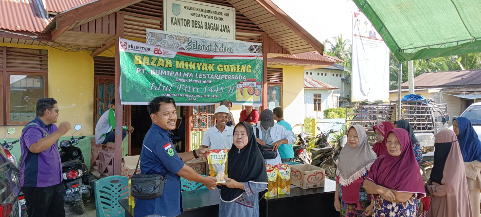Sambut Idul Fitri 1445 H, PT Bumi Palma Lestari Persada Gelar Bazar Murah Minyak Goreng