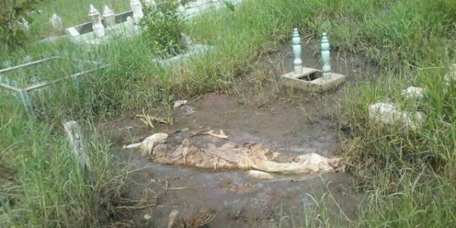 VIRAL! Mayat Masih Utuh dengan Kain Kafan Keluar dari Makam ini Bikin Geger