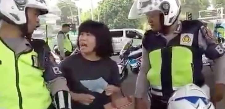 Beredar Video Wanita Mata Sipit Ngamuk Ditilang Polisi; Cari Duit Lu Setan