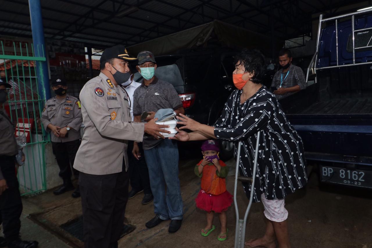 Bhakti Sosial Polda Kepri Buka Dapur Umum Kepada Masyarakat Baloi Danau