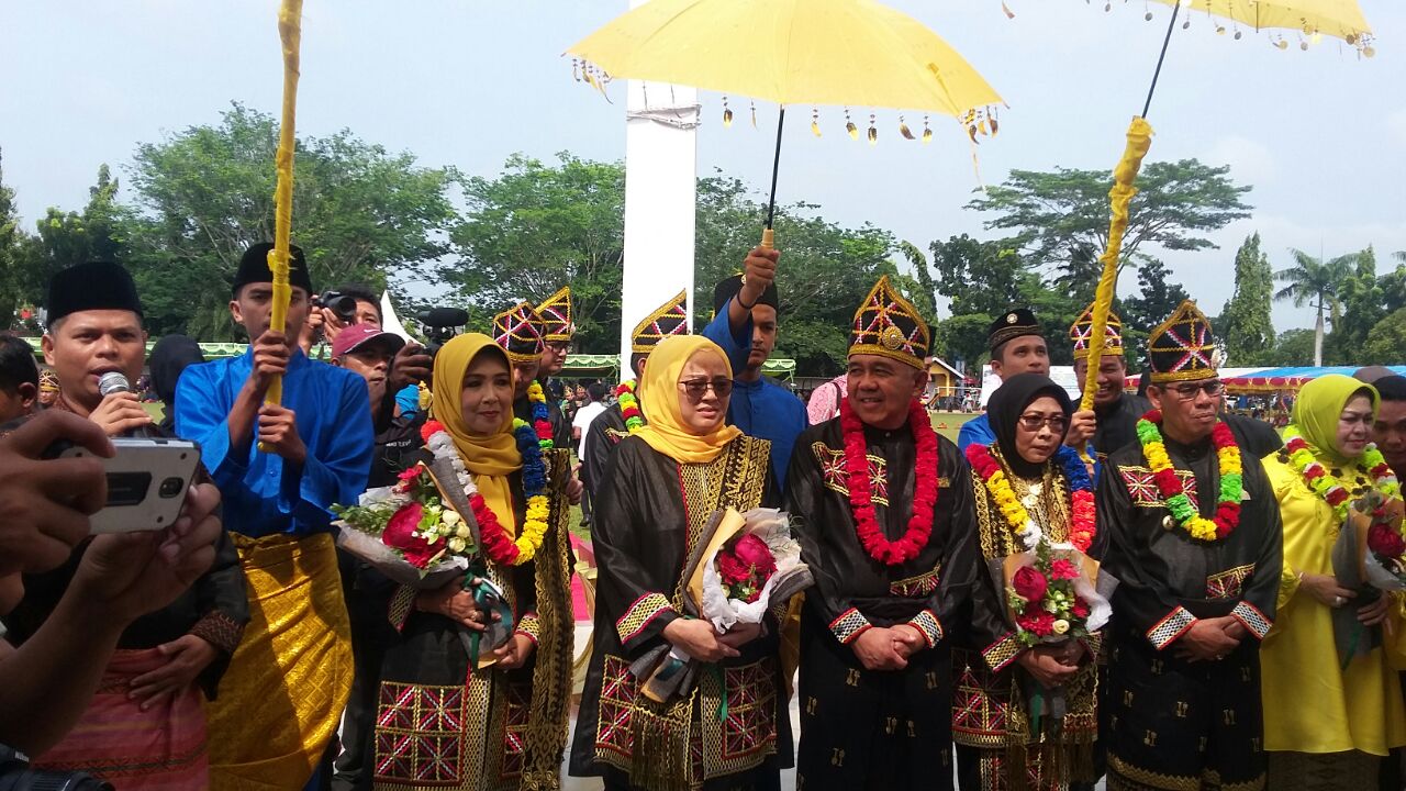 Kementrian Pariwisata RI Hadiri Pembukaan Pacu Jalur Tradisional Di Lapangan Limuno Teluk Kuantan