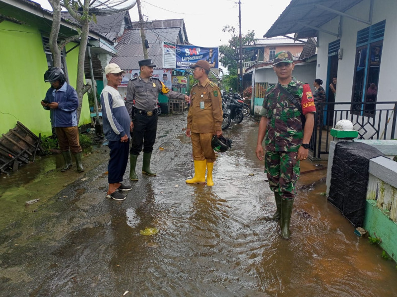 Bhabinkamtibmas Bripka Erdo B Tinjau Warga Terdampak Banjir Bersama Perangkat Kelurahan