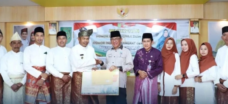 Bupati HM Wardan Serahkan NIKD dan NIPD Kades dan Perangkat Desa Tempuling