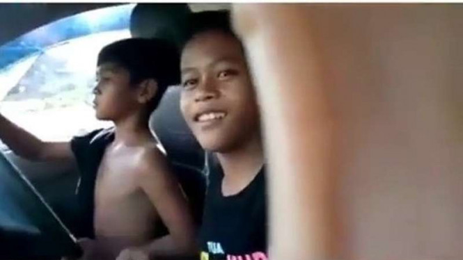 Begini Jadinya Jika Bocah Ingusan Nekat Bawa Mobil
