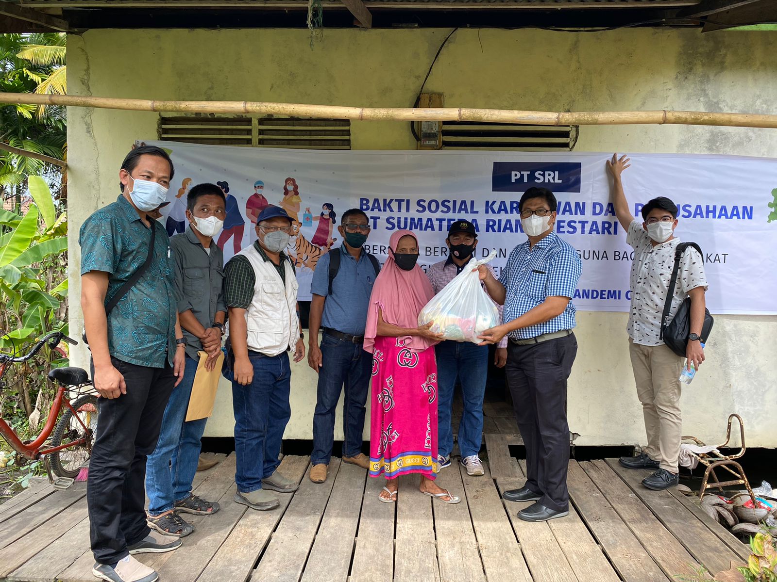 Karyawan dan Manajemen PT SRL Gelar Baksos di Desa Teluk Kiambang