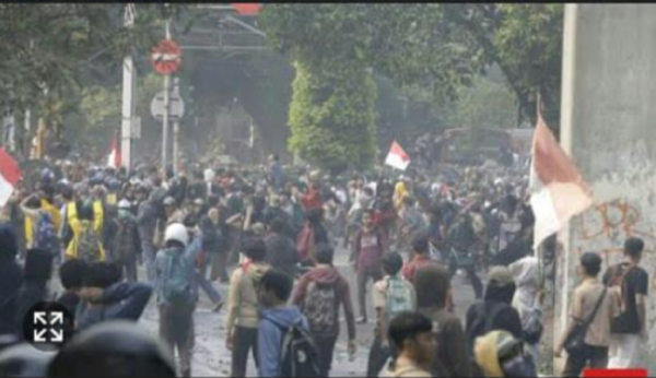 Rusuh di Gedung DPR Belum Usai, Masa Kembali Lempari Batu