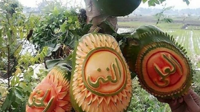 Orang Ini Ukir Tulisan Arab di Buah Pepaya