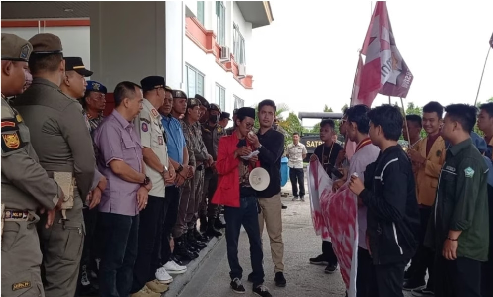 Tanggapi Demo Jembatan Sungai Piring, Ketua DPRD Inhil Ajak Audiensi Mahasiswa