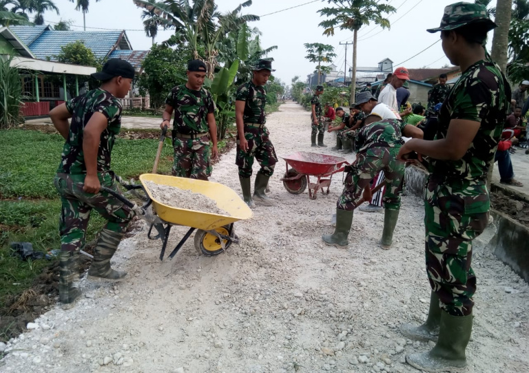 Satgas TMMD Percepat Penimbunan Sirtu Jalan di Desa Sanglar