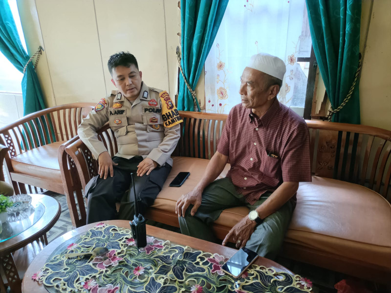 Bhabinkamtibmas Kelurahan Teluk Pinang Silaturrahmi ke Tokoh Masyarakat Jaga Pilkada Damai dan Sejuk