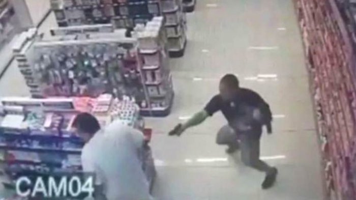 VIDEO: Sambil Menggendong Anak, Polisi Ini Tembak Mati 2 Perampok