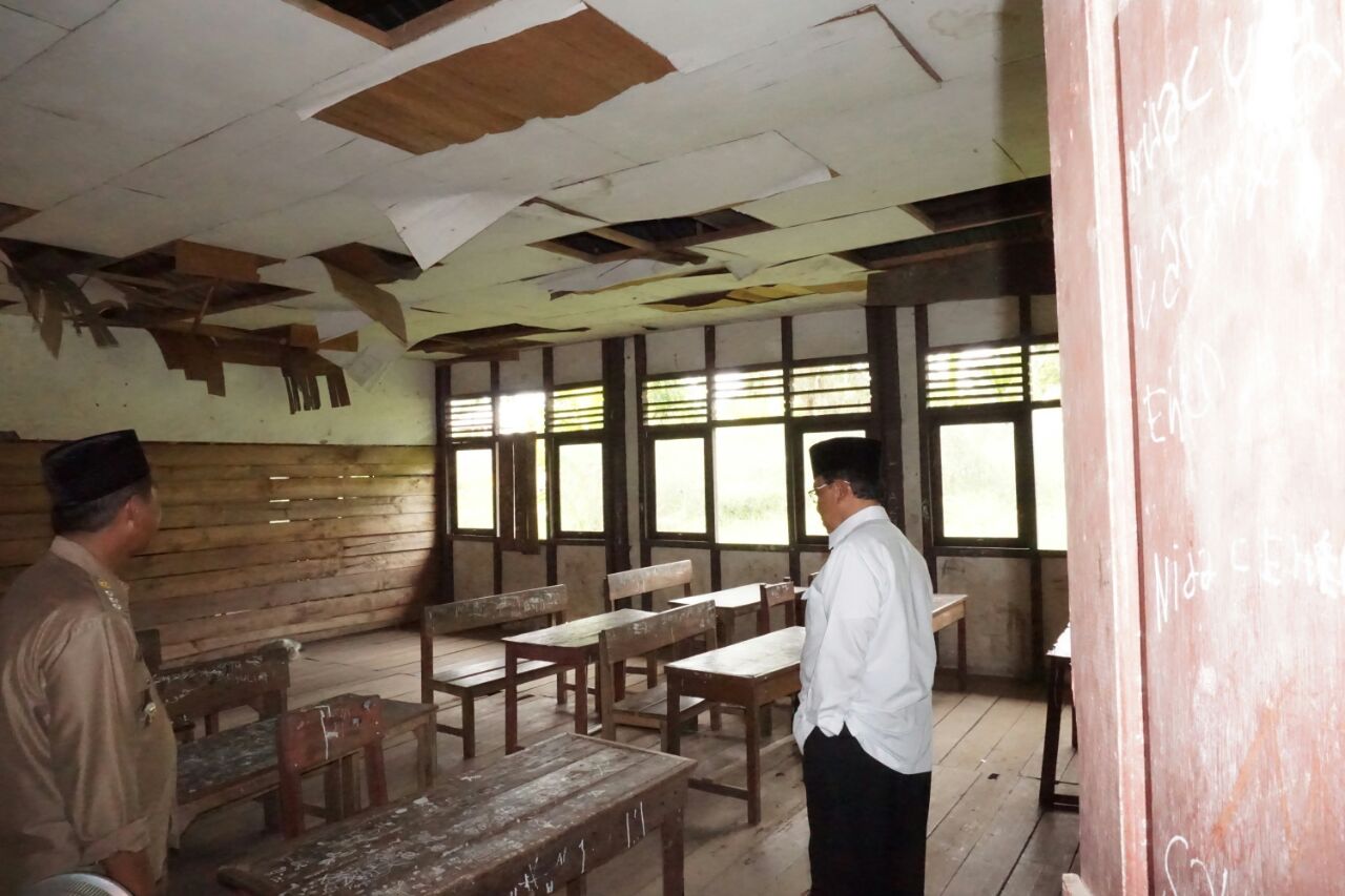 HM Wardan Tinjau Kondisi Memprihatinkan SDN 011 Desa Sungai Ambat, Enok