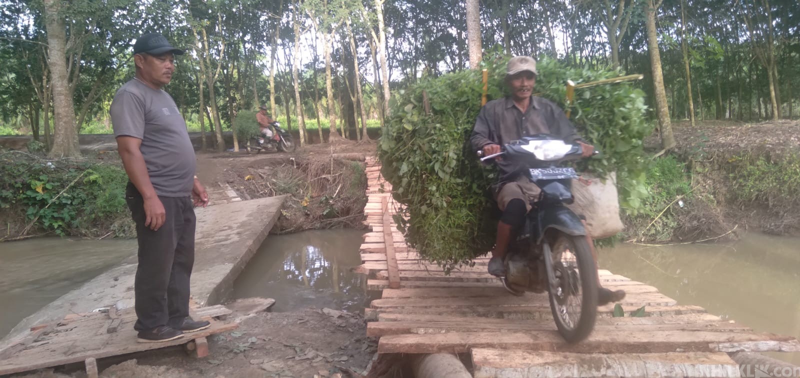 Jembatan Desa Petuaran Hilir Ambruk