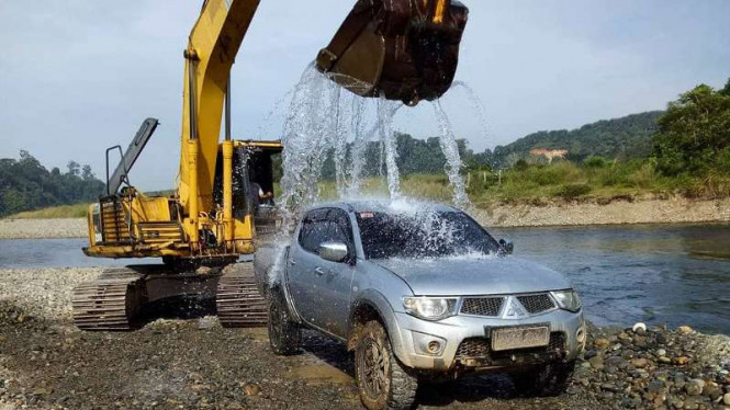 Tengok, Mobil Ini Dicuci dengan Cara Tak Lazim