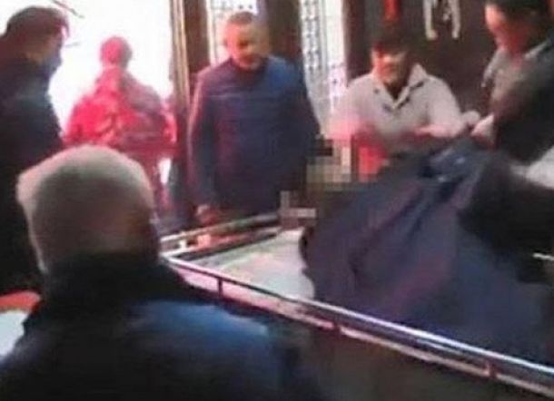 Anak ini Pukuli Jenazah Ayah Karena Kesal Semasa Hidup Selingkuhi Ibunya