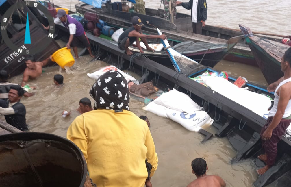 Dihamtam Gelombang, Kapal Bermuatan Sembako Tenggelam di Perairan Patah Parang