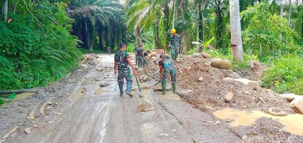 Anggota Satgas TMMD 111 Kodim 0204/DS Terus Timbun Permukaan Badan Jalan 