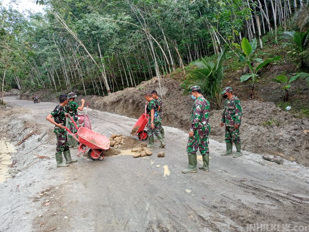 Hujan Kembali Mengguyur, Satgas TMMD Kodim 0204/DS Menimbun Genangan Air