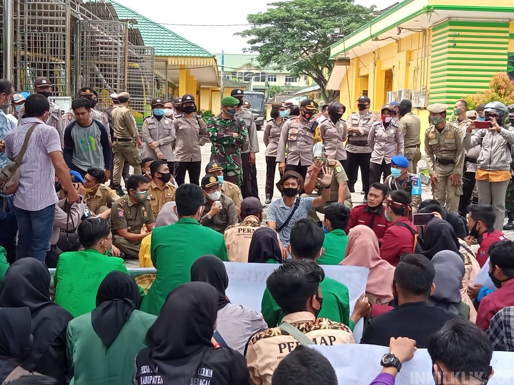Pjs Bupati Sergai Terima Massa Mahasiswa Tolak UU Cipta Kerja