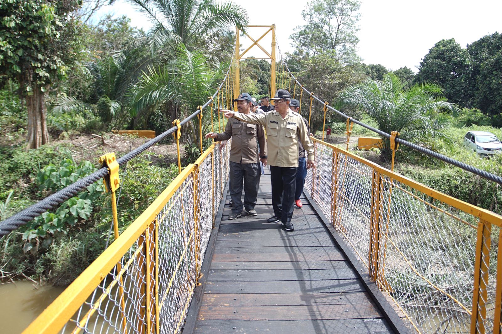 Bupati Inhil Tinjau Perbaikan Jembatan Gantung Penghubung Antar Desa