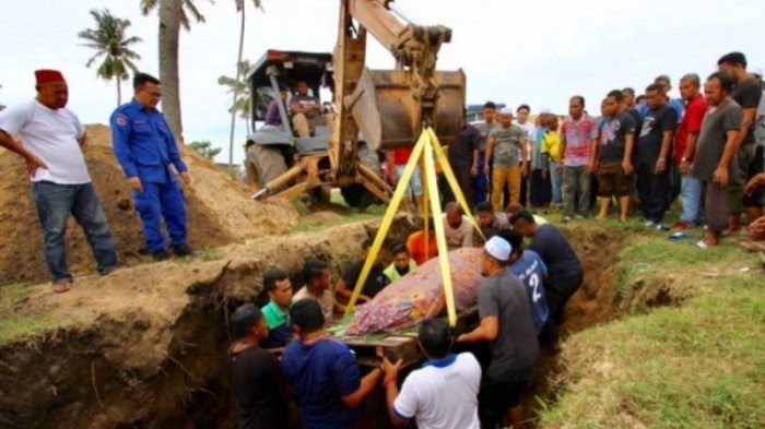 Kelebihan Berat Badan, Proses Pemakaman Pria ini Terpaksa Menggunakan Alat Berat