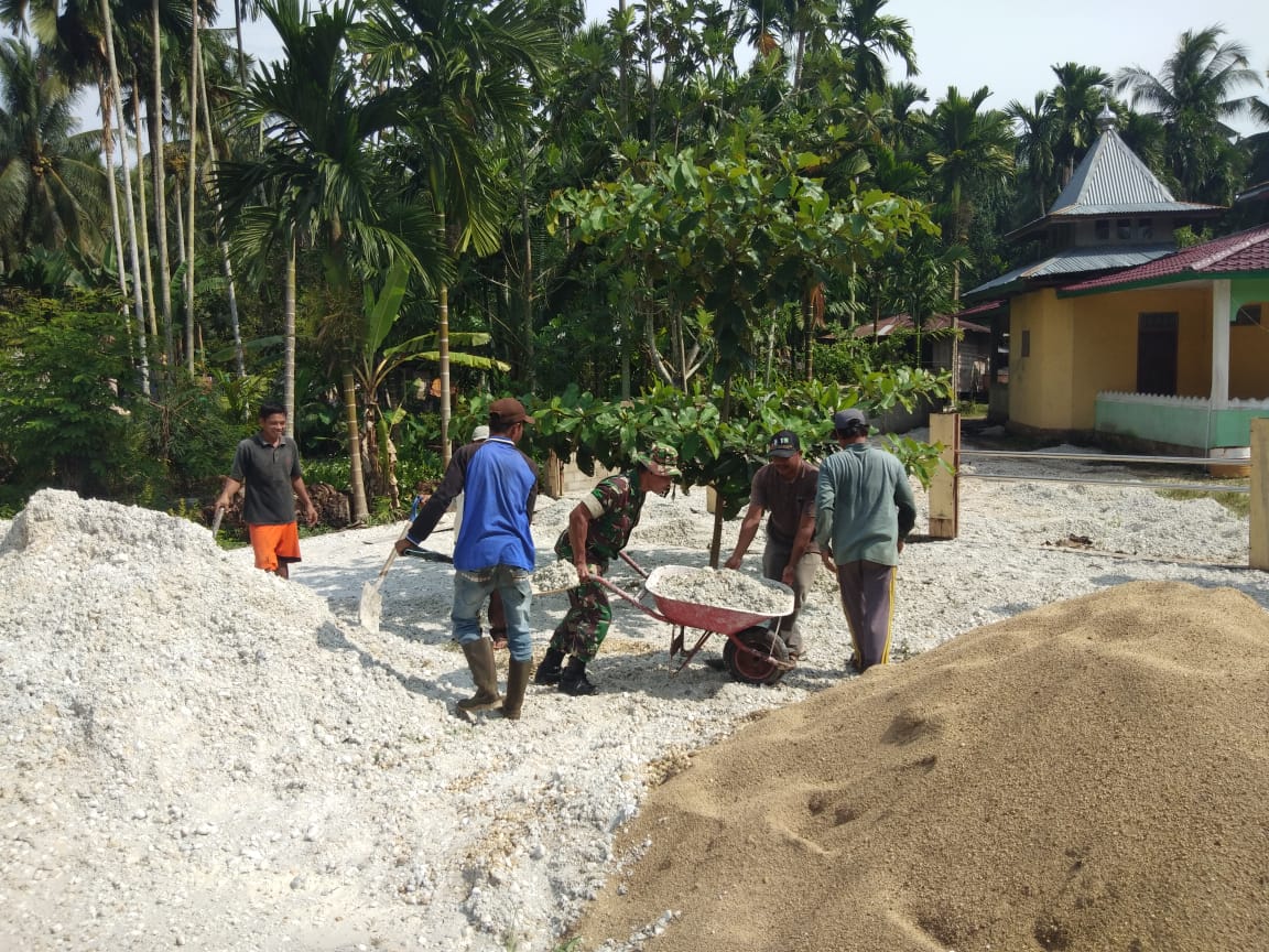 Babinsa di Inhil Ajak Warga Jaga Semangat Gotong Royong