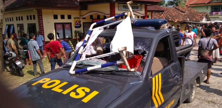 Video Detik-detik Polsek Bayah Diserang, Mobil Patroli Dibakar