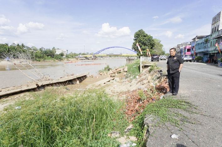 Tinjau Longsor di Rengat, Ini Solusi Pj Gubri SF Hariyanto