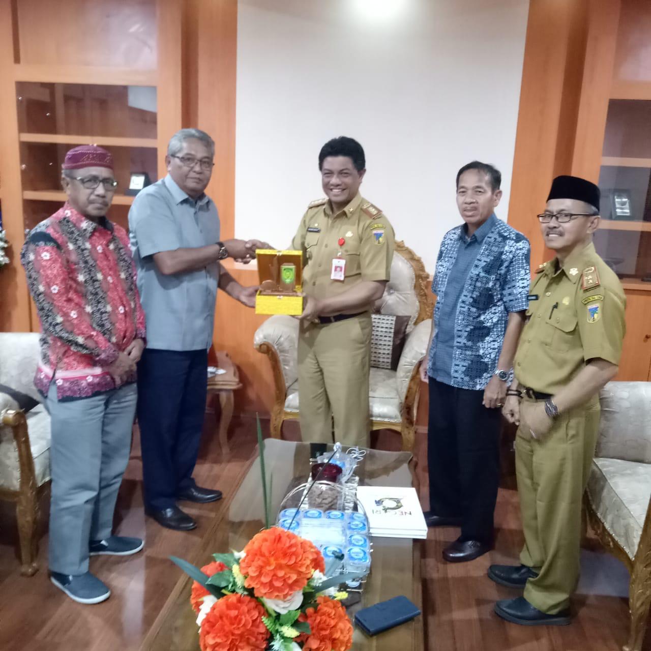 Pemkab Inhil Serahkan Bantuan Bagi Warga Sulteng Korban Bencana Gempa Dan Tsunami