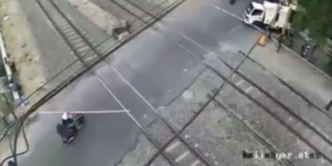Ketika Emak-emak Nekat! Tabrak Palang Pintu Rel Kereta