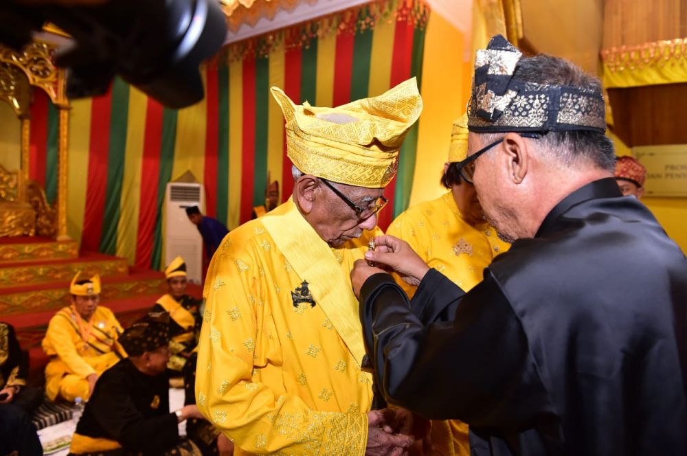 Pemimpin Lembaga Kesultanan Siak Diberi Gelar Adat