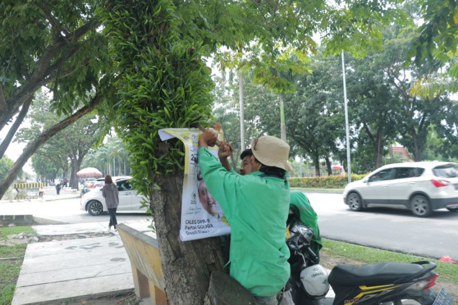 Peduli Lingkungan, Aksi Cabut Paku Alat Peraga Kampanye di Pohon Digelar di Pekanbaru