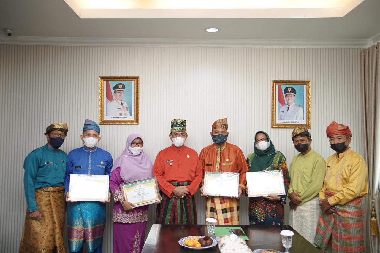 Bupati Wardan Serahkan Piagam Adiwiyata Kepada 4 Sekolah di Inhil