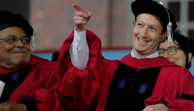 Akhirnya Pemilik Facebook  Mark Zuckerberg Lulus dari Harvard