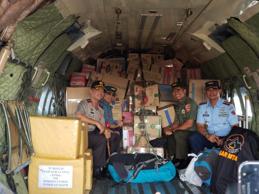 TNI dan Polri Kirim Bantuan Kemanusiaan ke Lombok