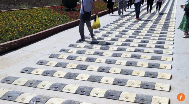 Unik, Polisi Tidur untuk Pejalan Kaki agar Tak Sibuk Main Ponsel