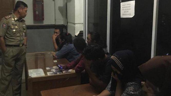 Digerebek saat Memadu Kasih di Gubuk, Pasangan Mesum Lari ke Semak