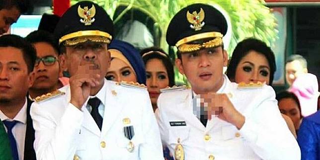 Nyanyi di Singapura, Pasha Diminta Mundur