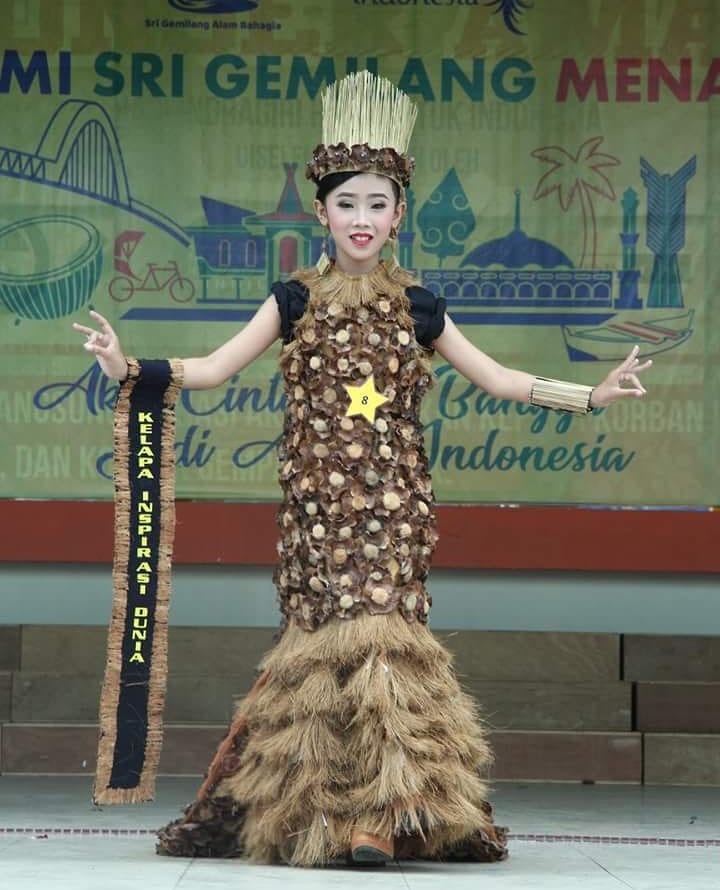 Gunakan Pakaian Berbahan Kelapa, Calya Syakirah Raih Juara 1 Recycled Fashion Show Srigemilang 2018