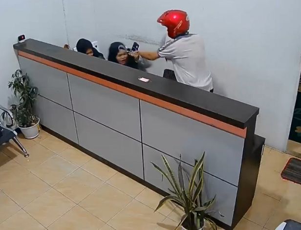 Pria Berkaos Polantas Rampok BRI Link di Pelalawan, Uang Rp70 Juta Lenyap