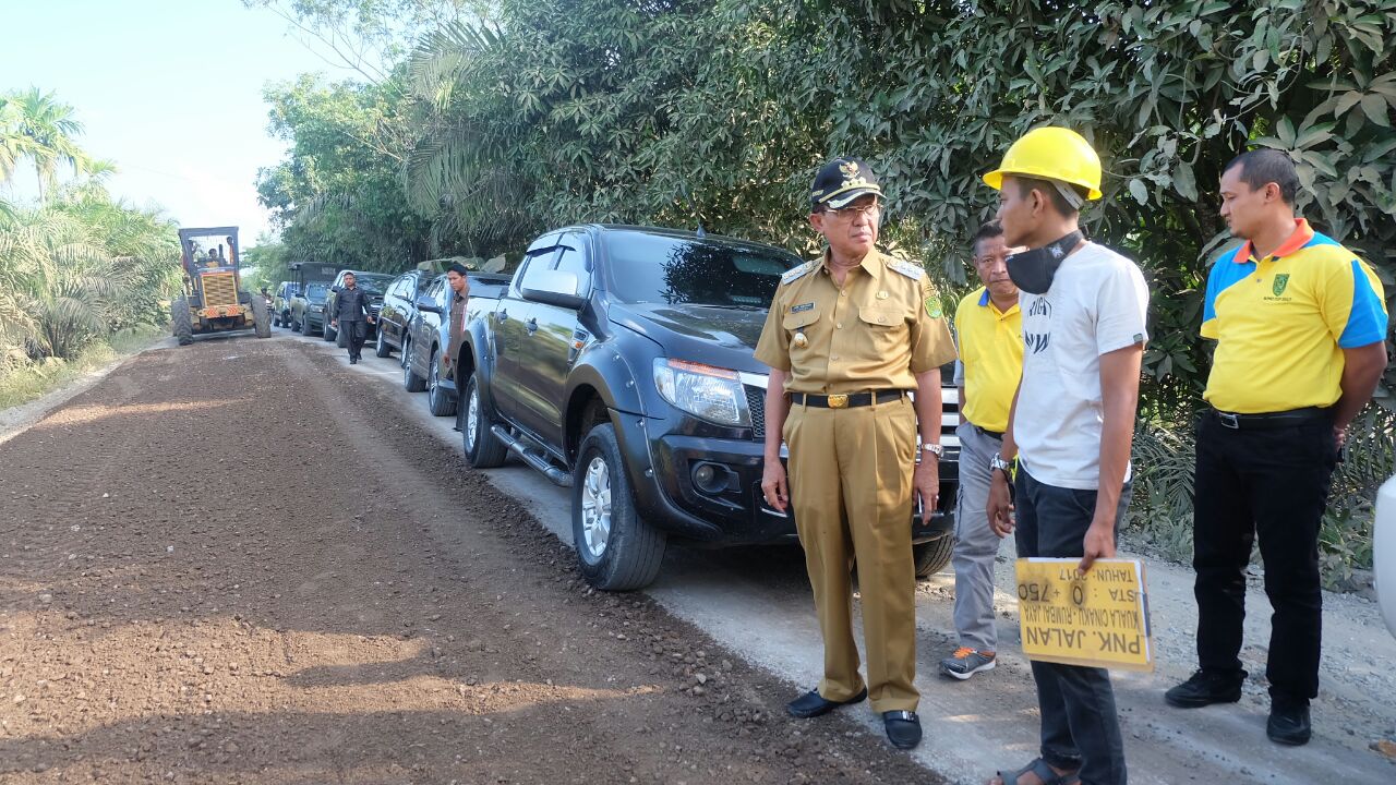 Bupati Wardan Harapkan Pengerjaan Ruas Jalan Kuala Cenaku - Rumbai Jaya Selesai Tepat Waktu Dengan Hasil Berkualitas